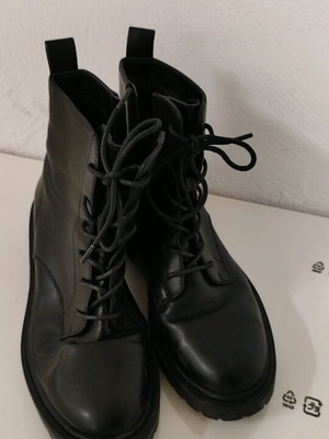 Only women's boots size 38 like new, black