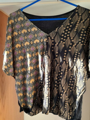 Τρίχρωμη κοντομάνικη μπλούζα μέγεθος L μαύρη, μπεζ, κίτρινη