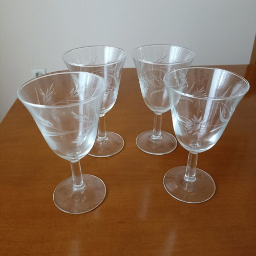 Vintage stemmed glasses set of 4 with engraved floral design like new