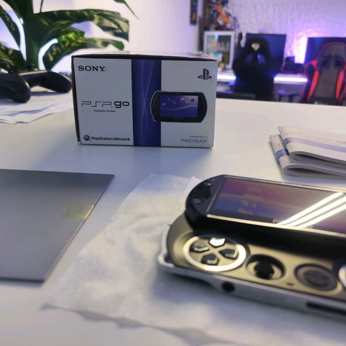 PSP Go like new, mint condition handheld console