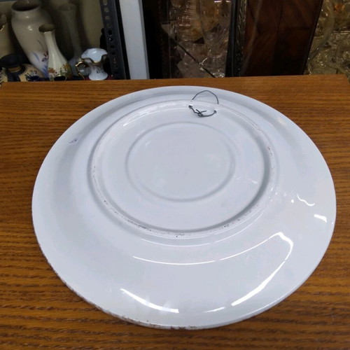 Decorative wall plate 32x32 with floral background like new