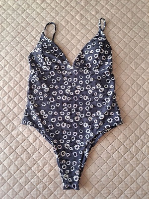 Shein one-piece swimsuit like new, black, size M