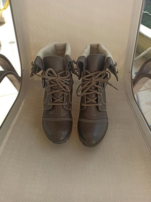 Boots with fur lining and low heel like new, brown
