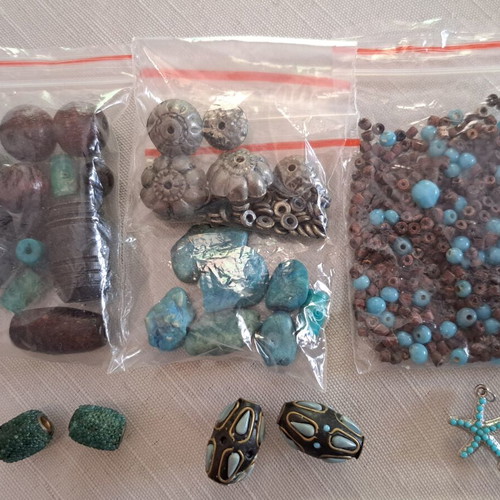 Bead set like new with wooden beads, turquoise stones, and metallic elements