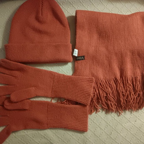 Doca scarf hat gloves set like new, rotten apple shade