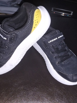 Under Armour αθλητικά παπούτσια νούμερο 31 σαν καινούργιο, μαύρο και κίτρινο