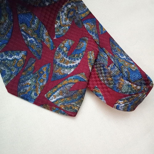 Silk tie 10cm like new, red with multicolor pattern