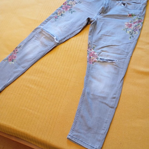 Denim jean Zara like new with floral design, elastic fit