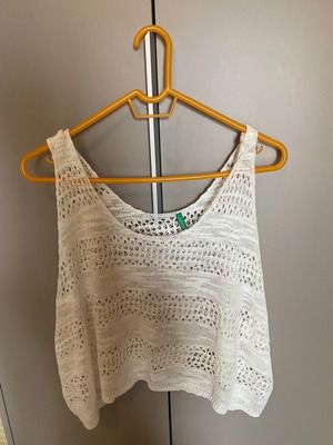 Перфорирана тениска Benetton нова, бежова, размер S
