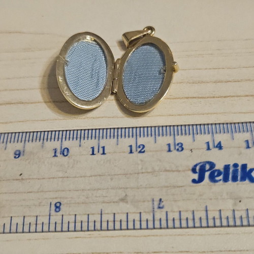 Gold pendant locked 14K like new