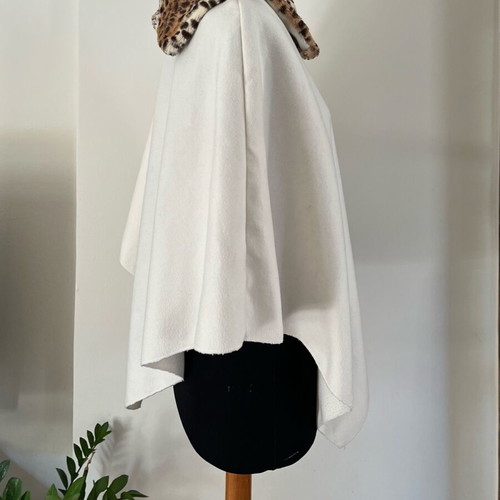 White cape with fur animal print collar like new, one size