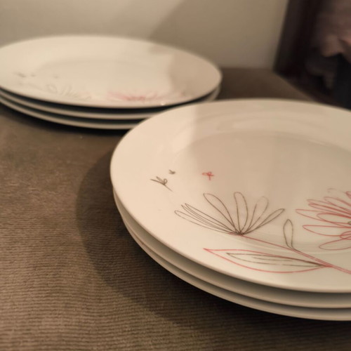 Serving plate set like new, 3 dinner and 3 dessert plates