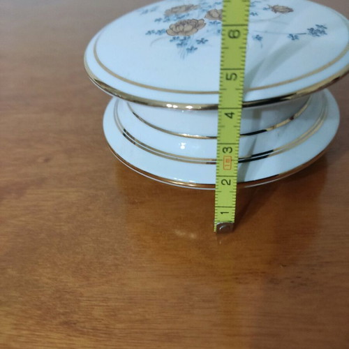 Porcelain jewelry box like new with beautiful design