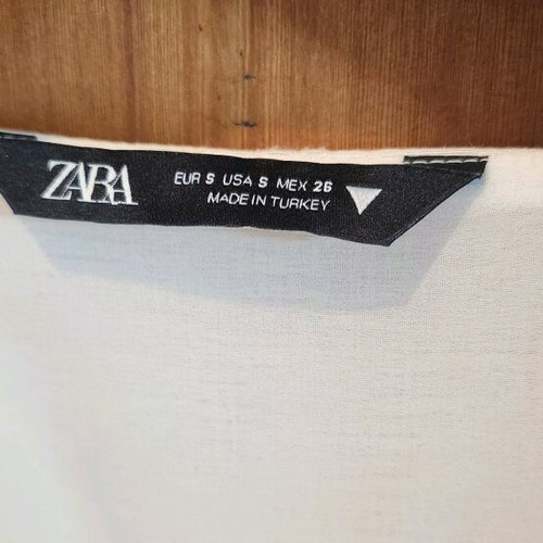 Zara cream blouse like new with floral patterns, fitted waist
