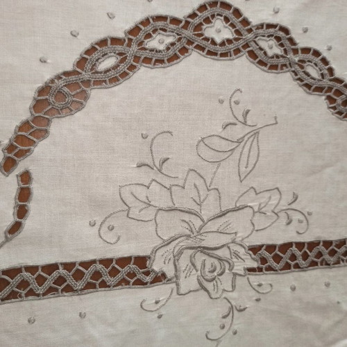 Vintage tablecloth like new with six napkins