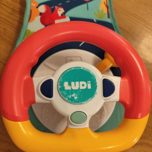 Ludi hanging car toy with mirror and steering wheel