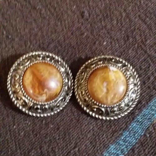 Clips on earrings used, 90s style