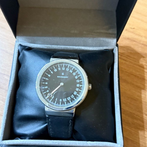 Seizmond men's watch used with one hand and 24-hour dial