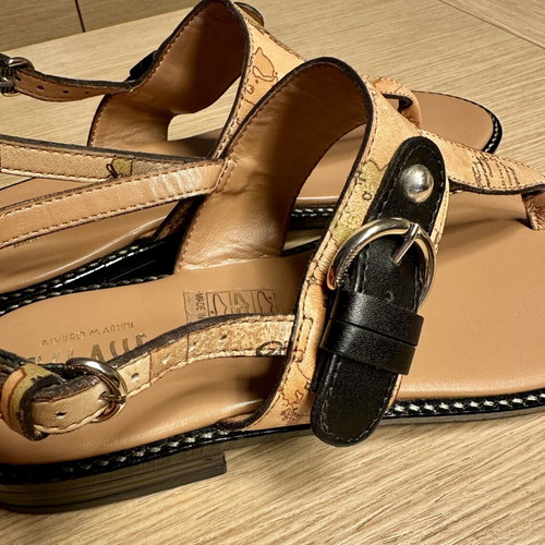 Alviero Martini 1ª Classe Geo Classic leather sandals size 38 like new