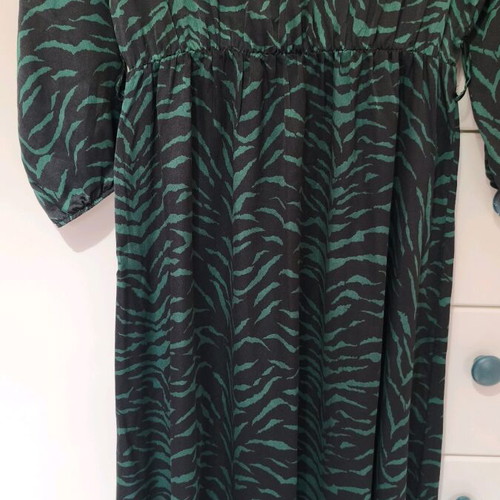 Maxi dress like new with shoulder pads, black and green, size L