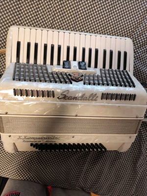 Scandali accordion 80 bass like new
