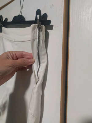 Λευκό παντελόνι γυναικείο Stradivarius σαν καινούργιο, μέγεθος 34