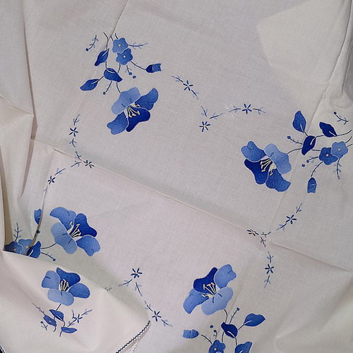 Vintage ecru tablecloth with appliqué flowers and 4 napkins in blue shades