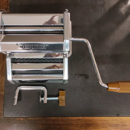 Beper pasta machine like new, 4 pasta shapes