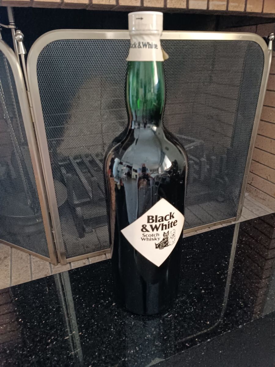 Black & White whisky 2.5l new,… - € 265,00 - Vendora.cy