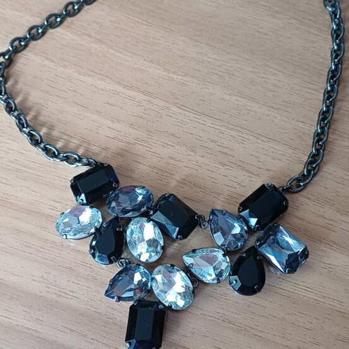 Necklace new with transparent and black stones