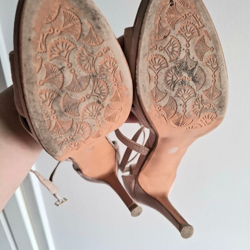 Voi & Noi Nude Powder Heeled Sandals Size 40, Like New