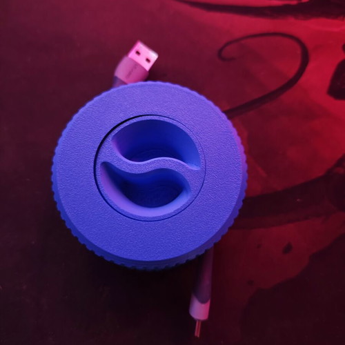 Cable storage reel with manual winding