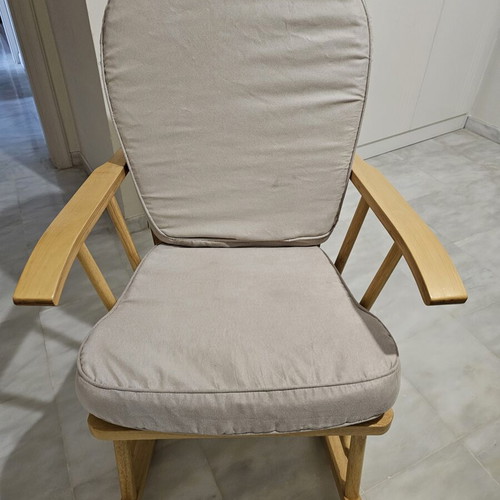 Nursing rocking chair like new