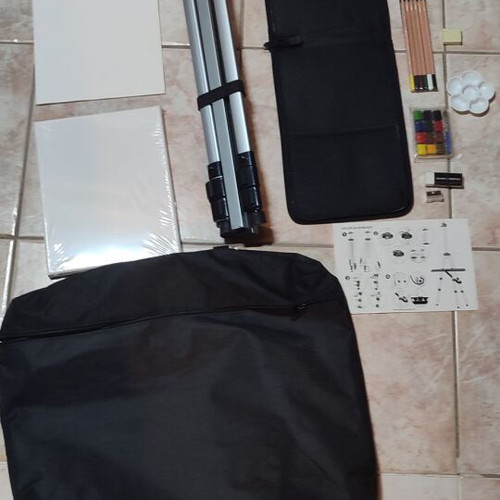 Daler Rowney painting set like new with easel and carrying bag