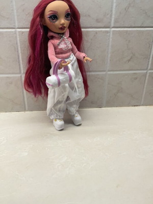 Rainbow High Milan Berrymore doll like new