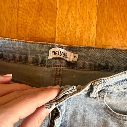 Denim skirt fitted with slit at waist like new, blue