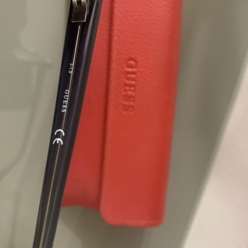 Guess GU7525 cat-eye sunglasses with dark frame and gradient lenses