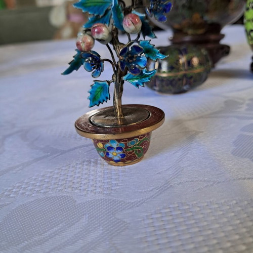Cloisonne set of 4 pieces with 2 wooden bases like new