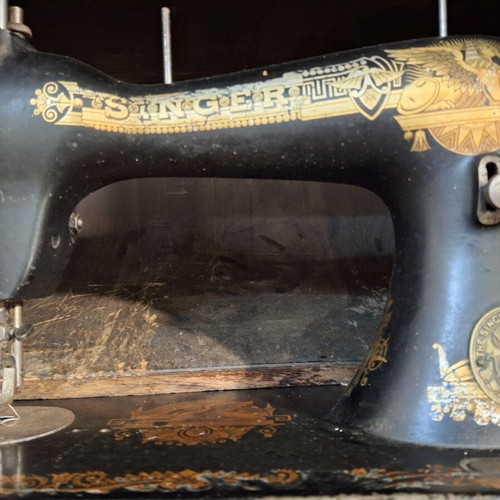 Singer sewing machine used, excellent condition