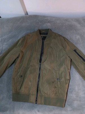 Men's bomber jacket in olive color like new, size M