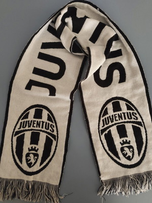 Juventus scarf used with retro official logo