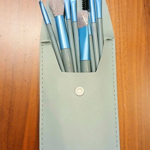 Makeup brush set new 8 pcs with carrying case