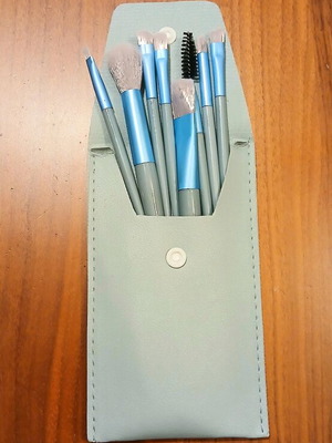 Makeup brush set new 8 pcs with carrying case