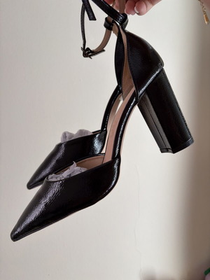 Callesta black embossed patent leather pumps with block heel size 39 like new