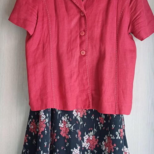 Short-sleeve linen jacket used in fuchsia color