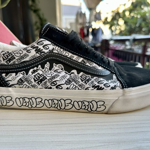 Vans Old Skool Graffiti Black/White size 44 like new with original box