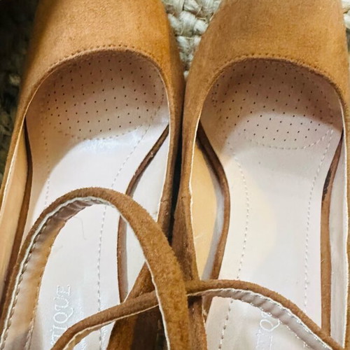 Suede strap pumps tan new, size 40, 9 cm heel