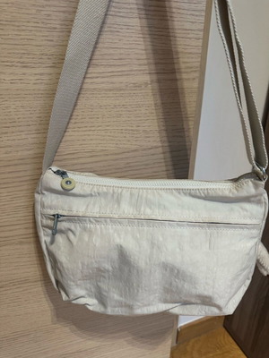 Kipling τσάντα χιαστί σαν καινούργιο, από ανακυκλωμένο πολυεστέρα, off white