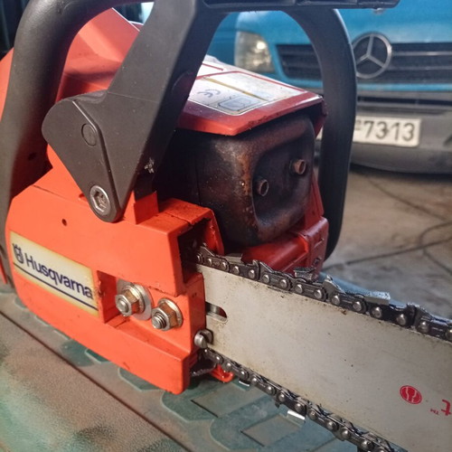Husqvarna 136 chainsaw like new, 36 cc, 2.2 hp
