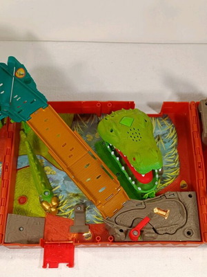 Matchbox Crocodile Fold And Play used, quite old with few missing parts